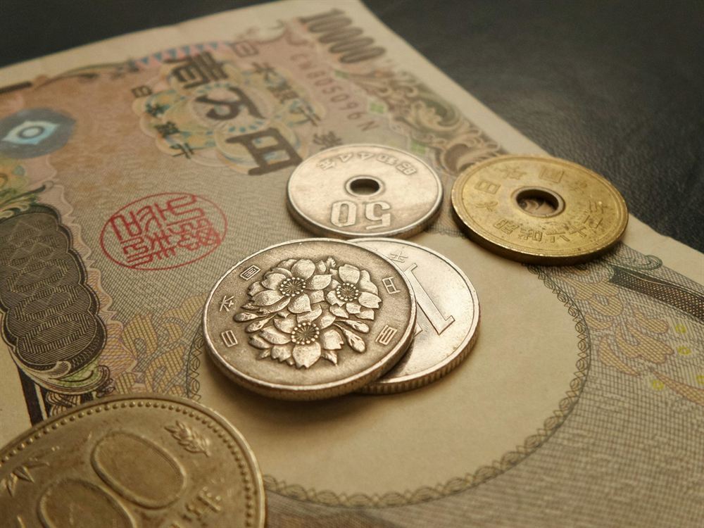 Japanese yen banknotes and coins